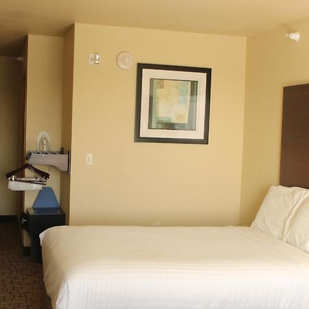 Cobblestone Hotel & Suites - Devils Lake Exterior foto