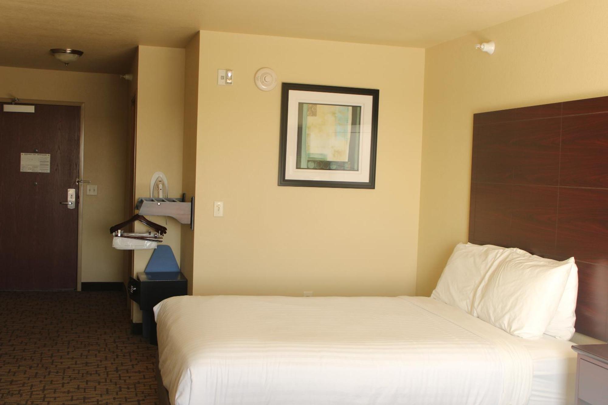 Cobblestone Hotel & Suites - Devils Lake Exterior foto